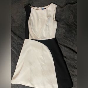 Beautiful black and white dress that’s a size small
